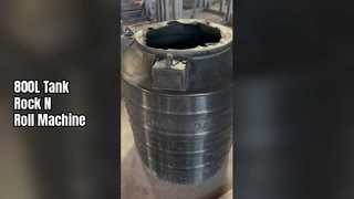 Maszyna do formowania rotacyjnego produkuje zbiorniki na wodę o pojemności 800 litrów